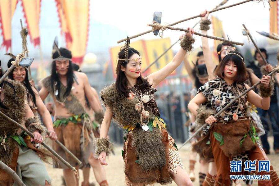 Minorias étnicas celebram “3o dia do 3o mês” do calendário chinês em Guangxi