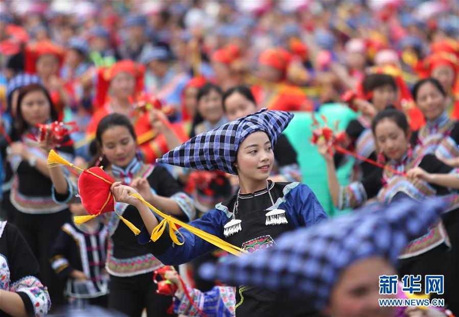 Minorias étnicas celebram “3o dia do 3o mês” do calendário chinês em Guangxi