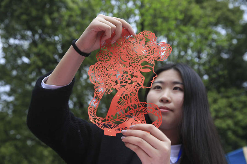 Estudantes estrangeiros experienciam cultura do festival Qingming