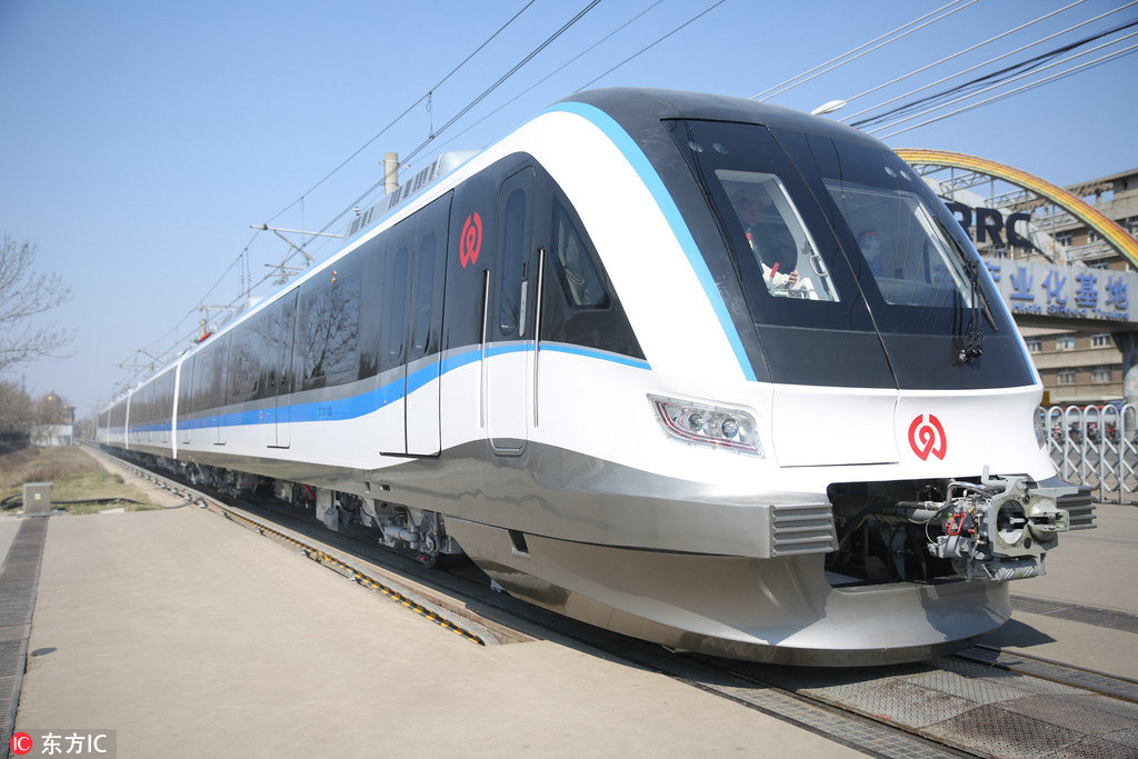 Primeiro trem-bala suburbano da China sai da linha da montagem