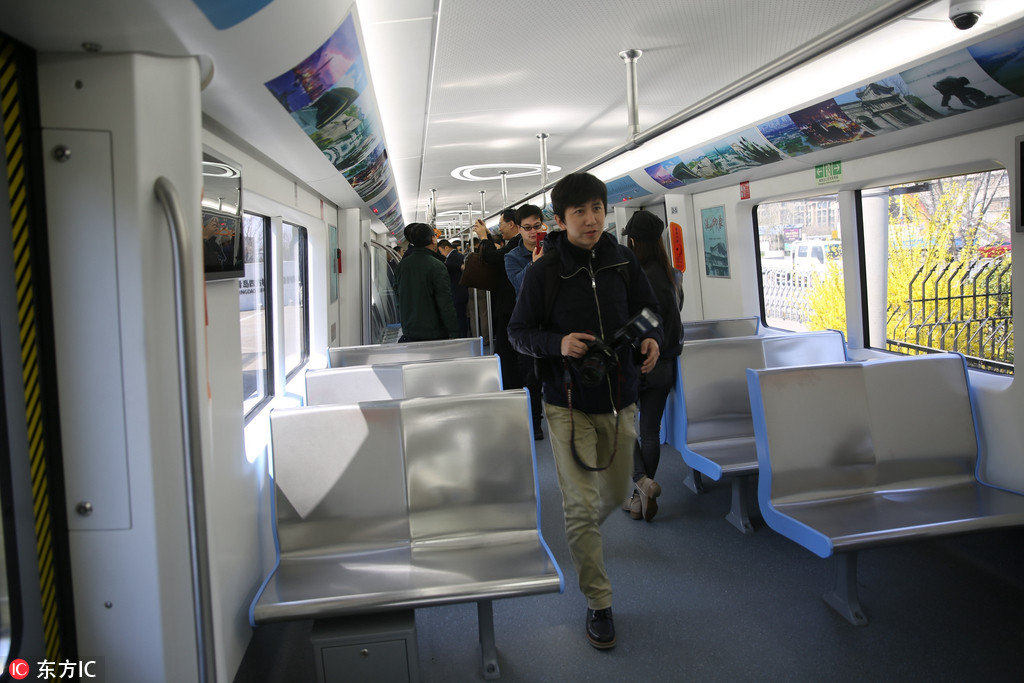 Primeiro trem-bala suburbano da China sai da linha da montagem