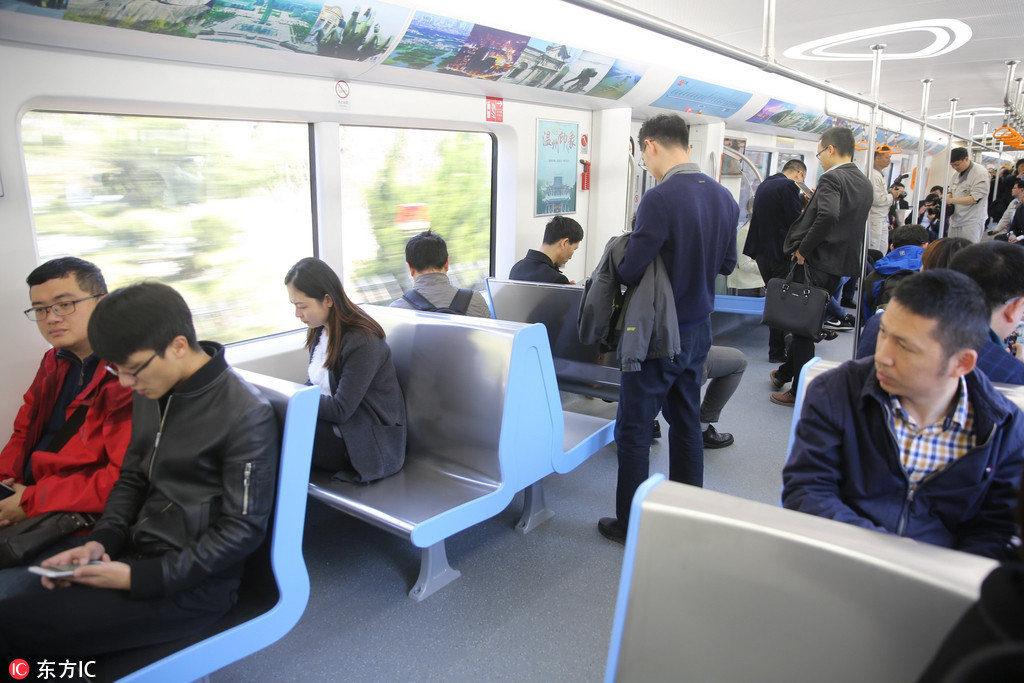 Primeiro trem-bala suburbano da China sai da linha da montagem