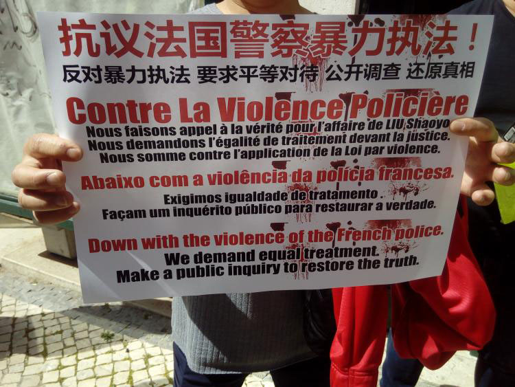 Comunidade chinesa em Portugal protesta à porta da embaixada da Fran?a