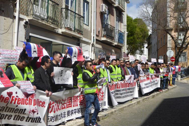 Comunidade chinesa em Portugal protesta à porta da embaixada da Fran?a
