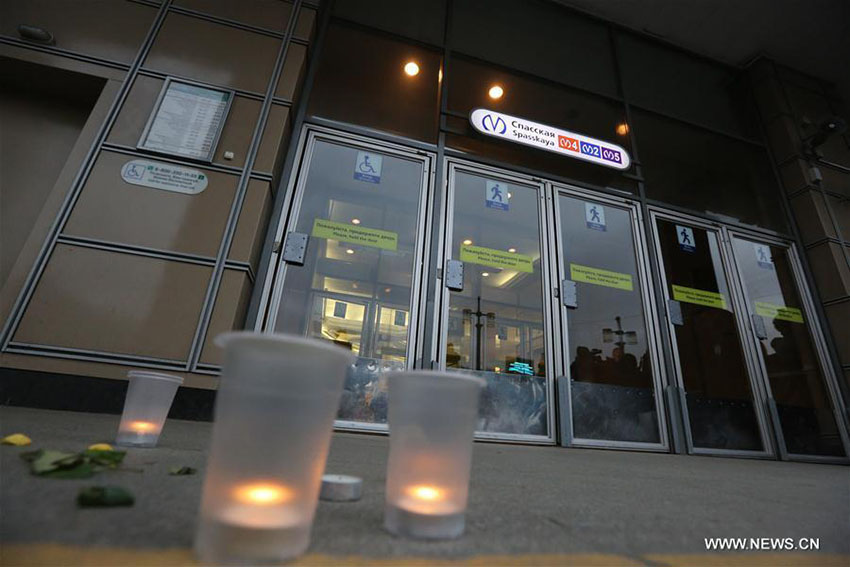 Povo russo de luto pelas vítimas da explos?o em S?o Petersburgo