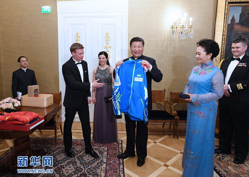 Presidentes chinês e finlandês reúnem-se com atletas de esportes do inverno