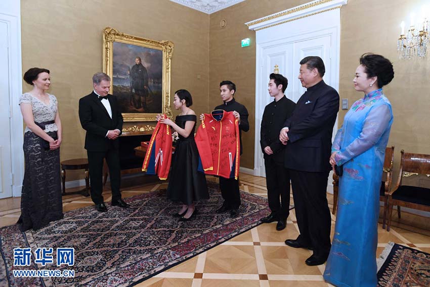 Presidentes chinês e finlandês reúnem-se com atletas de esportes do inverno