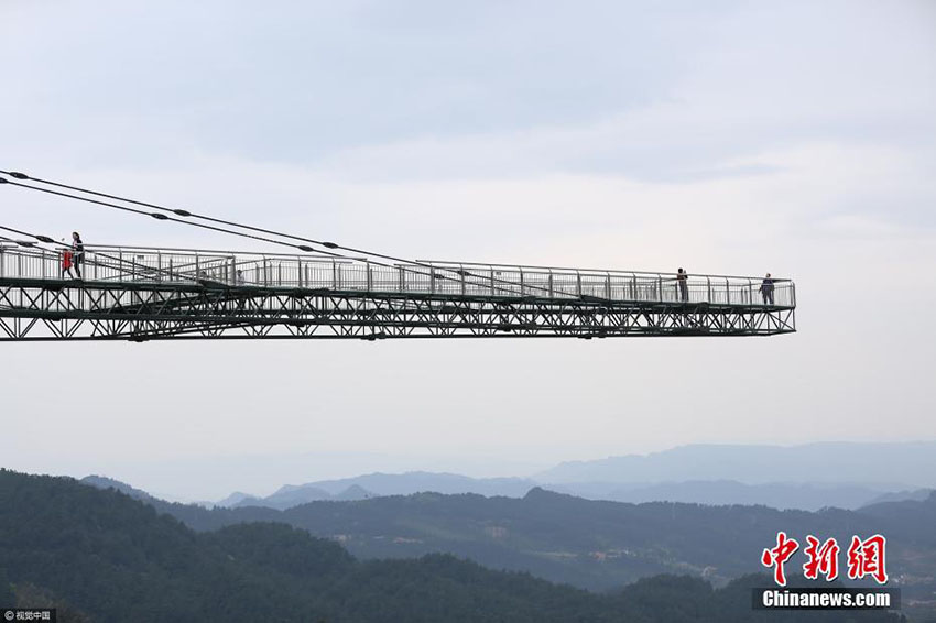 Nova ponte de vidro é inaugurada na China