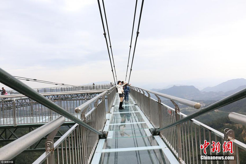 Nova ponte de vidro é inaugurada na China
