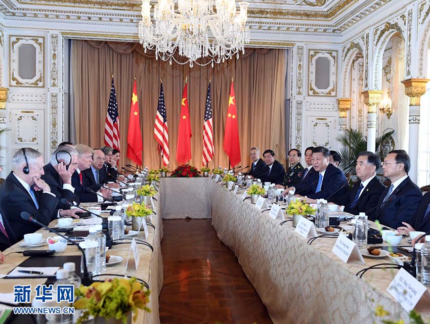 O presidente chinês Xi Jinping (3o d) e seu homólogo norte-americano Donald Trump (3o e) realizam a segunda rodada das conversa??es no resort de Mar-a-Lago na Flórida, Estados Unidos, em 7 de abril de 2017. (Xinhua/Rao Aimin)