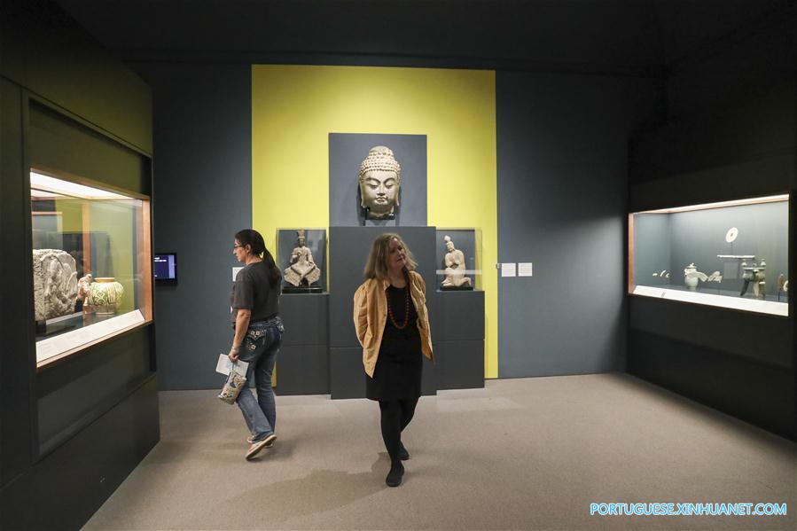 Laurie Barnes caminha no sal?o da cole??o chinesa no Museu Norton de Arte no condado de Palm Beach, Flórida, Estados Unidos, em 23 de mar?o de 2017. 