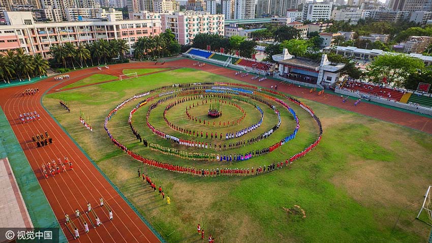 Mais de 1500 professores e estudantes apresentam “dan?a de bambu” em Hainan