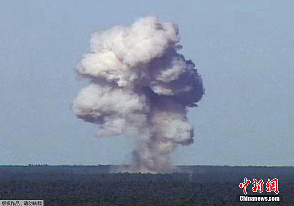 EUA lan?am maior bomba n?o-nuclear sobre o Afeganist?o