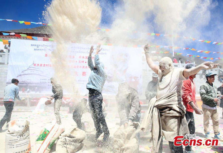Tibetanos celebram “Festival Zanba” em Qinghai