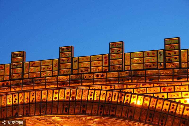 Ponte Dourada da Rota da Seda é iluminada antes do Fórum do Cintur?o e Rota