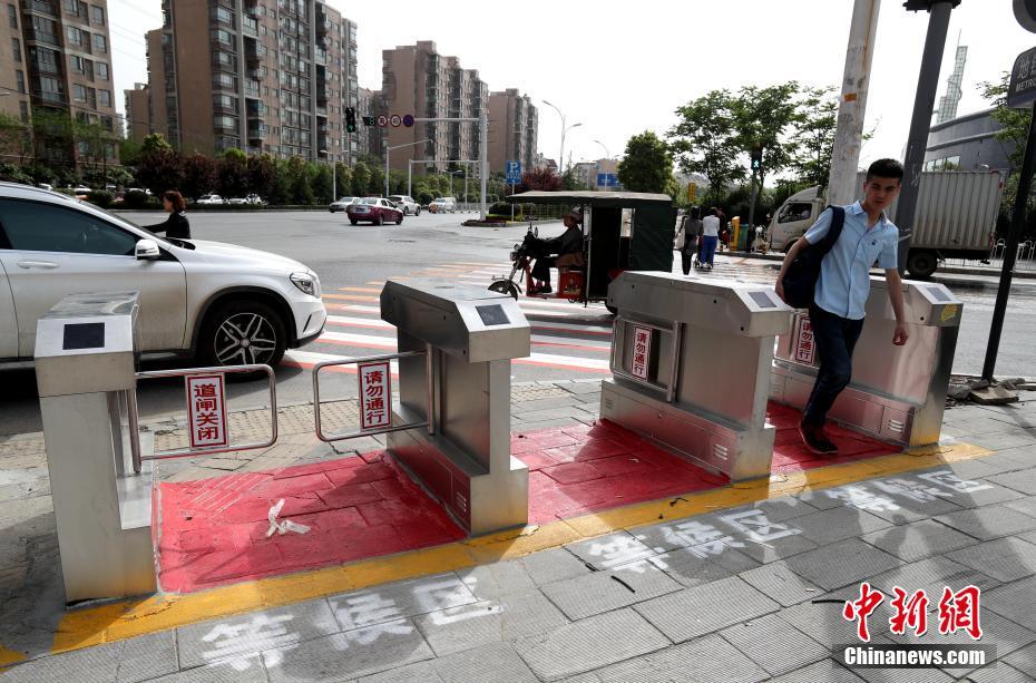 Torniquetes eletr?nicos instalados para pedestres em Wuhan