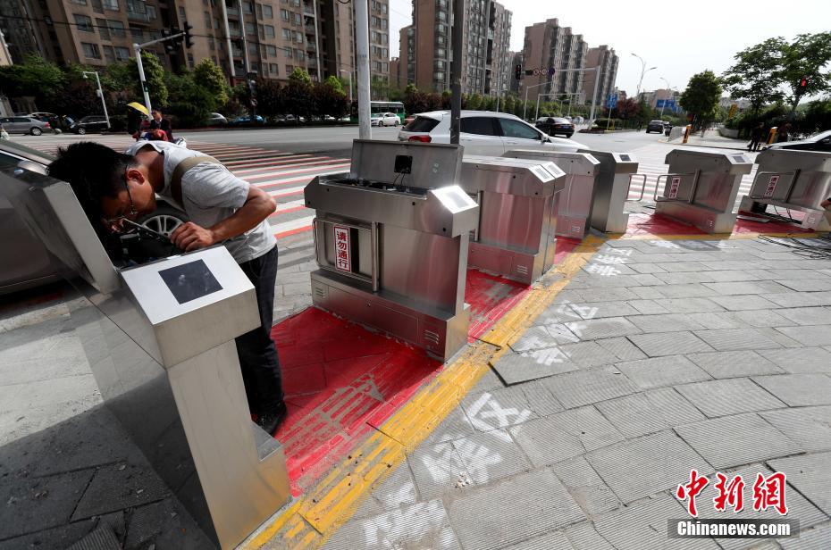 Torniquetes eletr?nicos instalados para pedestres em Wuhan
