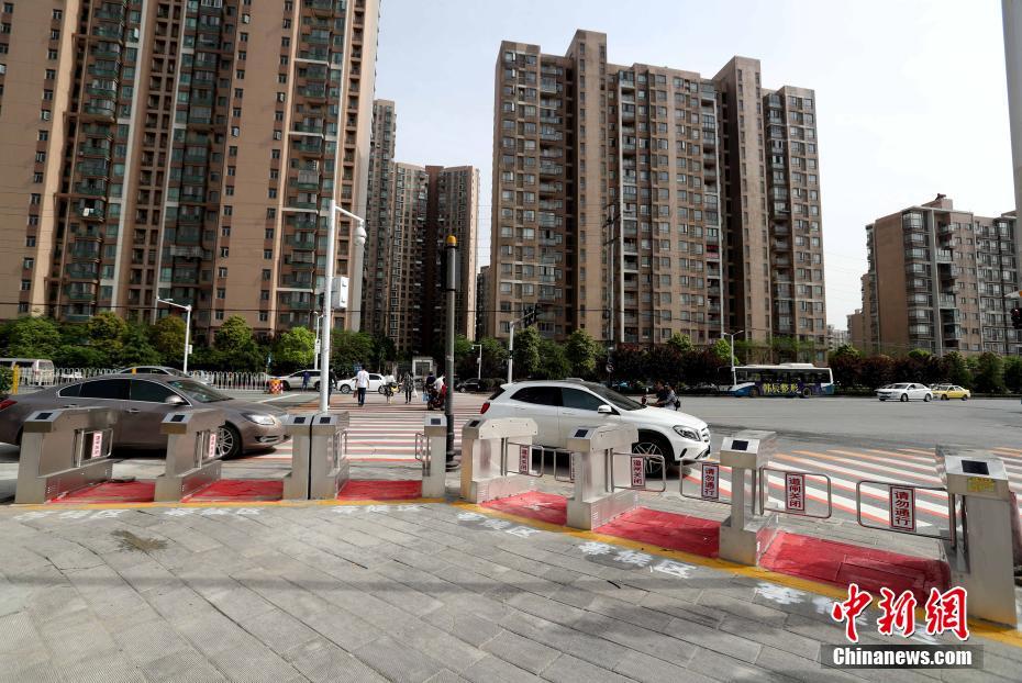 Torniquetes eletr?nicos instalados para pedestres em Wuhan