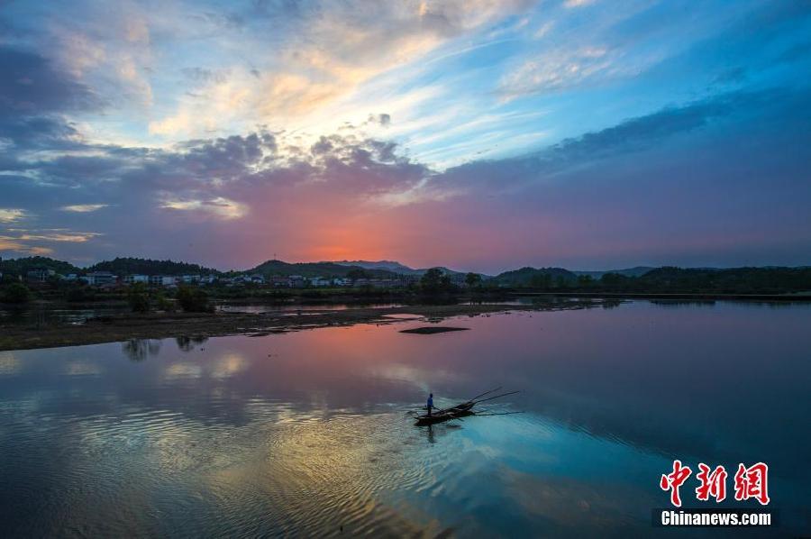Galeria: P?r-do-sol sobre as águas do Lago das Fadas em Jiangxi