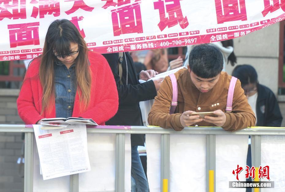 Concurso Nacional para a administra??o estatal teve lugar em 24 províncias na China