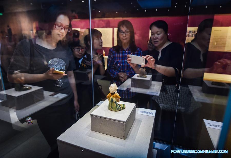 Exposi??o em Hangzhou exibe obras de arte de ceramica da dinastia Tang