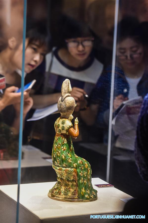 Exposi??o em Hangzhou exibe obras de arte de ceramica da dinastia Tang