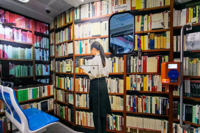 Elétrico-biblioteca percorre ruas de Guangzhou para estimular hábitos de leitura