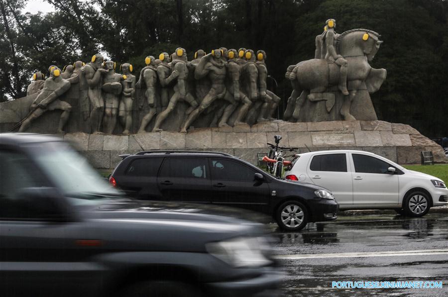 Monumento em S?o Paulo ganha protetores auditivos para lembrar combate à polui??o sonora