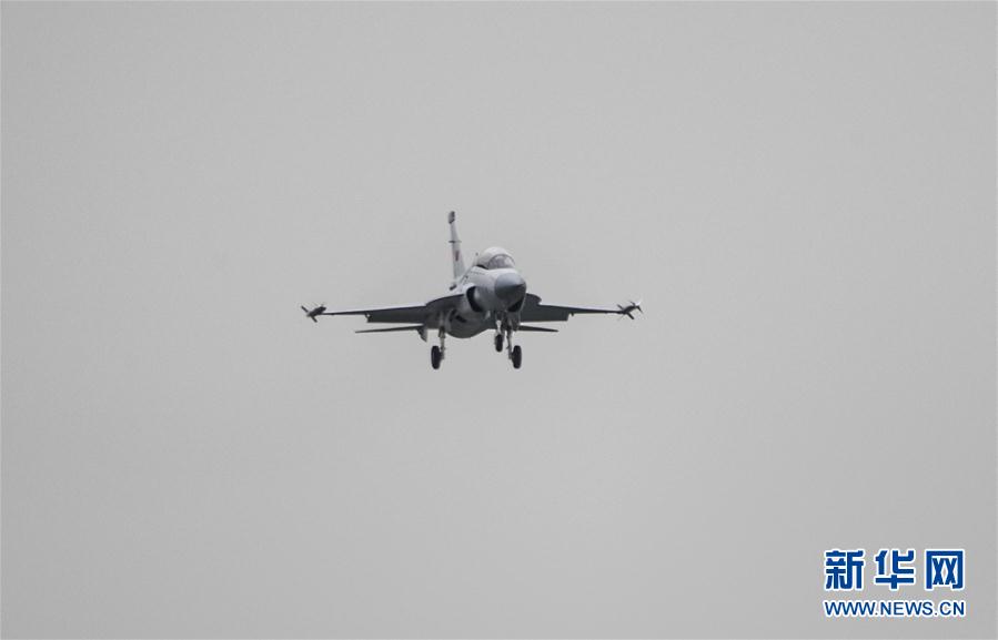 Ca?a JF-17B de dois lugares realiza primeiro voo