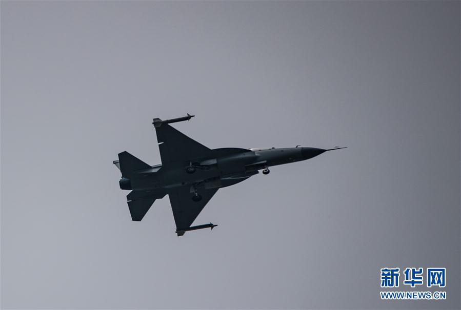 Ca?a JF-17B de dois lugares realiza primeiro voo