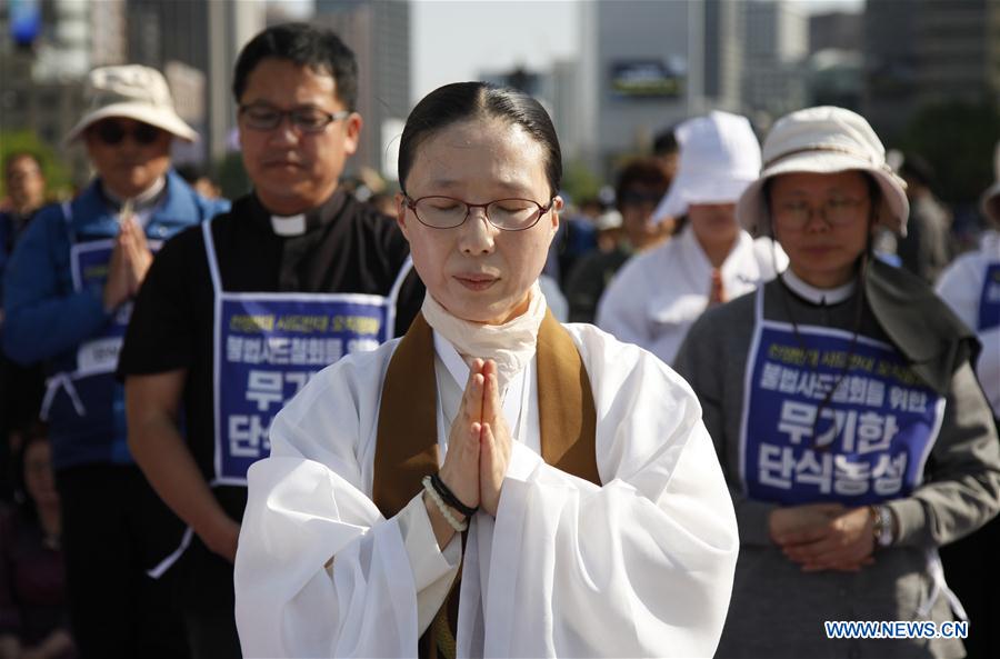 Figuras religiosas e povo da Coreia do Sul protestam contra THAAD em Seul