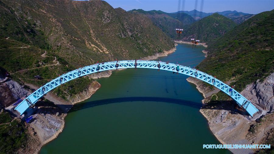 Encerramento da constru??o da Ponte Luohe no centro da China