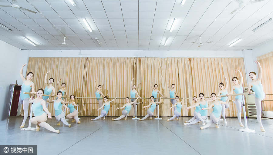 Estudantes registram gradua??o com fotos criativas