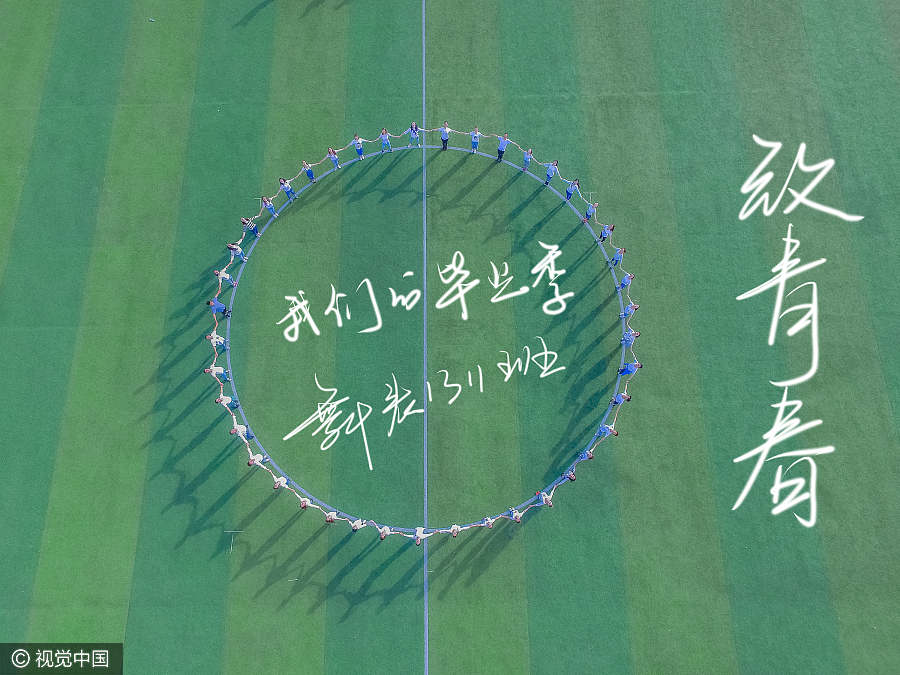 Estudantes registram gradua??o com fotos criativas