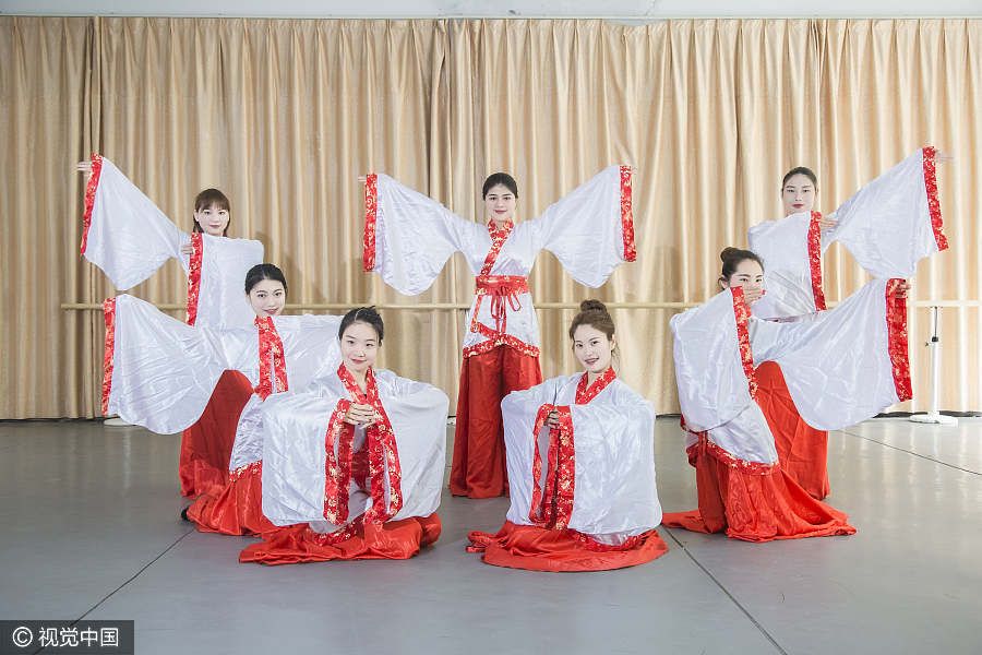 Estudantes registram gradua??o com fotos criativas