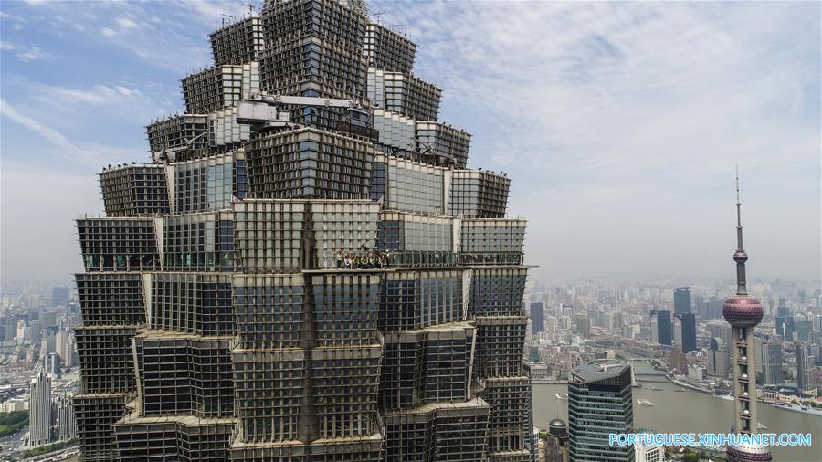 Arranha-ceús de Shanghai atraem turistas no feriado do Dia do Trabalho