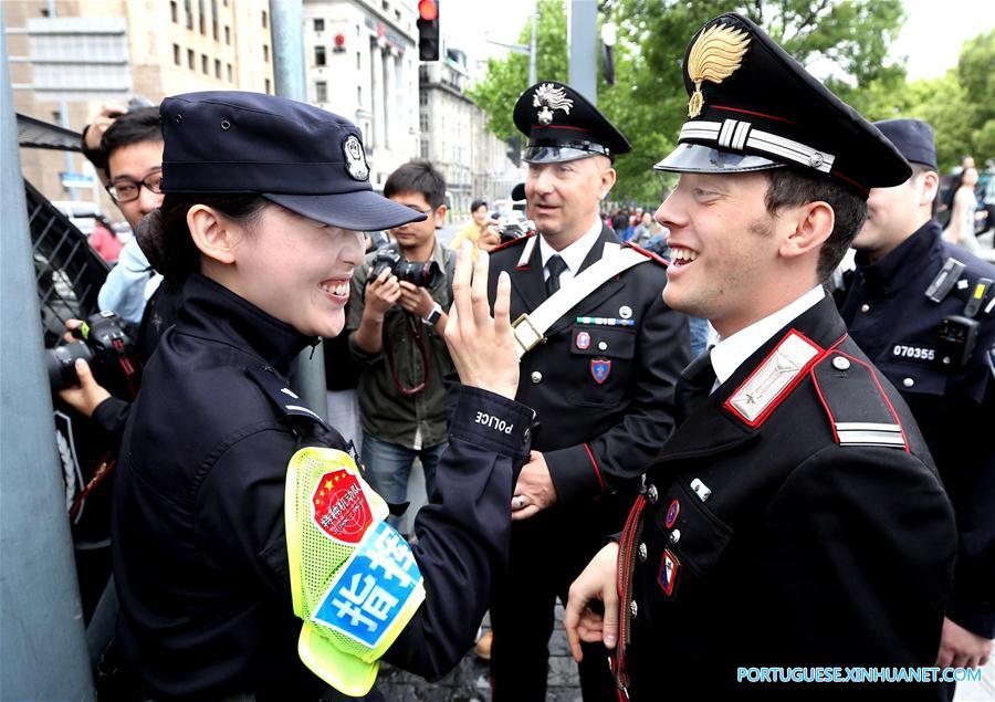 Agentes policiais chineses e italianos realizam patrulha conjunta em Shanghai
