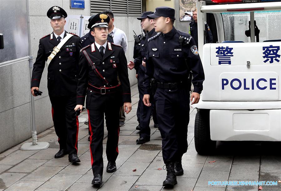 Agentes policiais chineses e italianos realizam patrulha conjunta em Shanghai