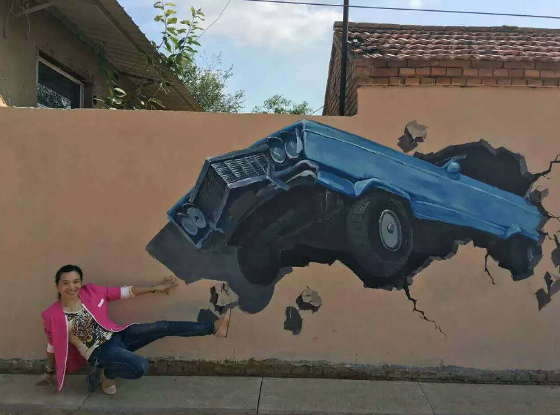 Murais com pinturas em três dimens?es ajudam vila a erradicar a pobreza