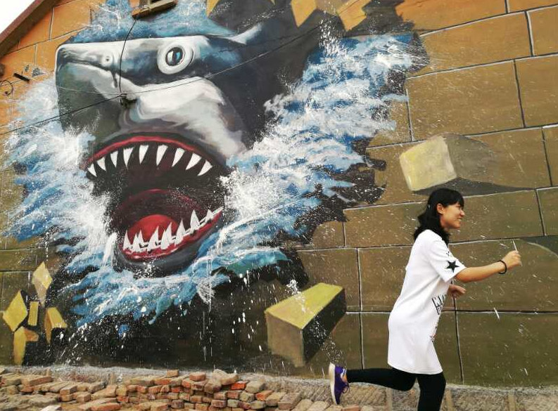 Murais com pinturas em três dimens?es ajudam vila a erradicar a pobreza