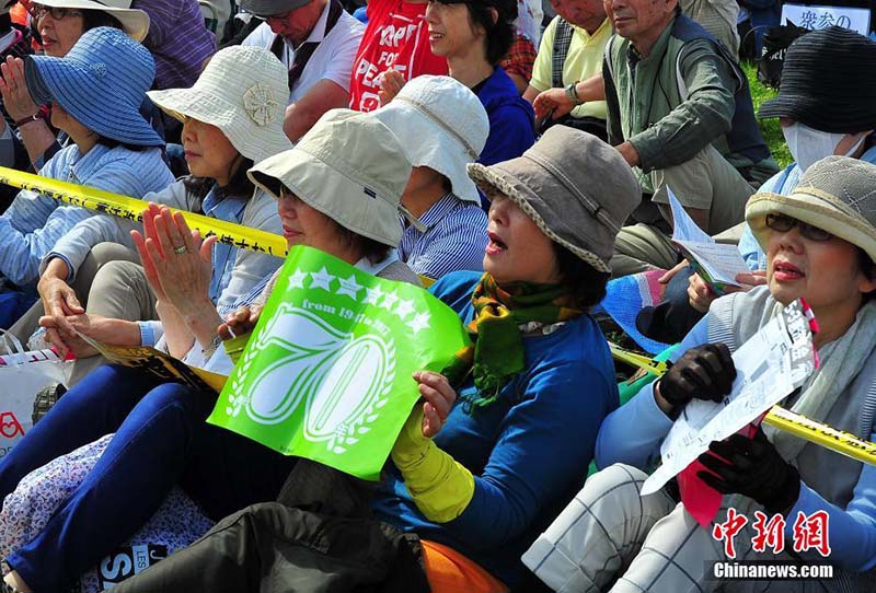 Manifestantes se juntam em Tóquio para protestar contra mudan?a constitucional de Abe