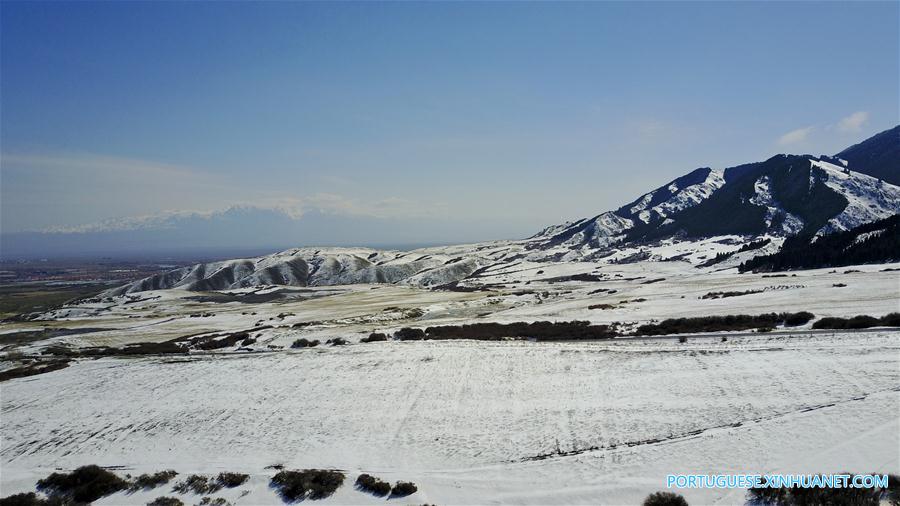 Cenário de neve das montanhas Tianshan em Xinjiang no noroeste da China