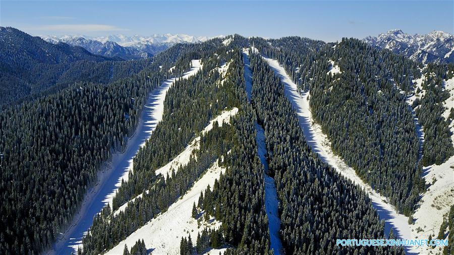 Cenário de neve das montanhas Tianshan em Xinjiang no noroeste da China