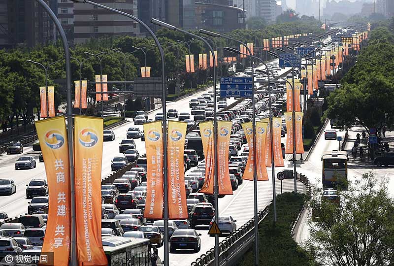 Capital chinesa decorada a rigor para o Fórum do Cintur?o e Rota em Beijing