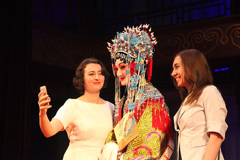 Um Cintur?o e Uma Rota: Sala de espetáculos da capital promove atividade cultural para convidados estrangeiros