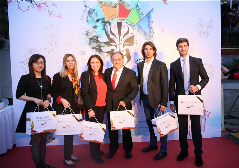 Um Cintur?o e Uma Rota: Sala de espetáculos da capital promove atividade cultural para convidados estrangeiros