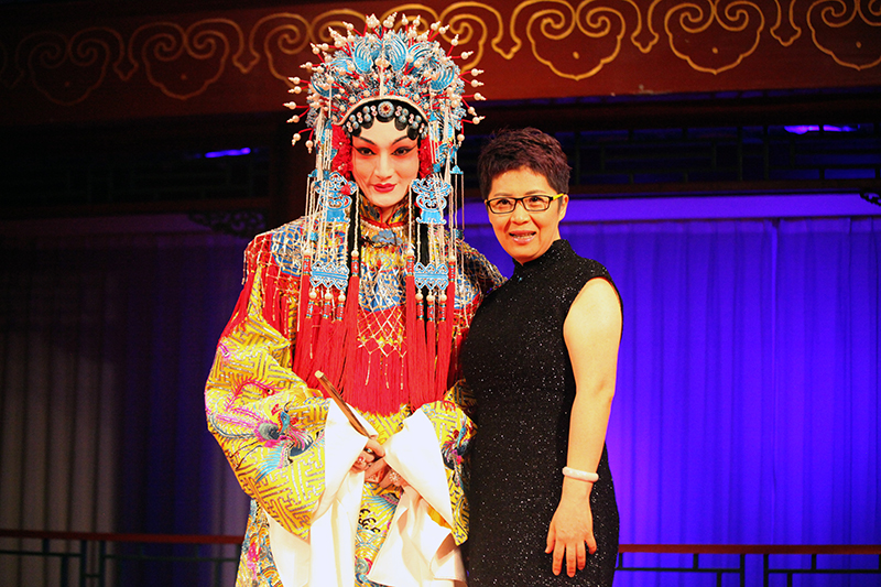 Um Cintur?o e Uma Rota: Sala de espetáculos da capital promove atividade cultural para convidados estrangeiros