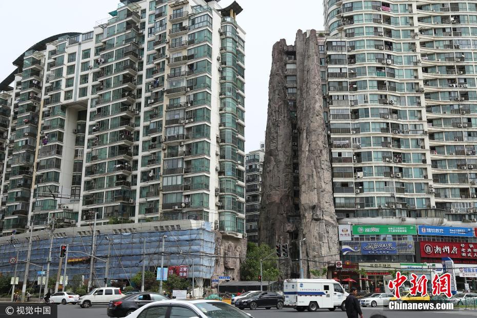 Insólito: Edifício residencial contruído em Shanghai com “montanha artificial” na fachada