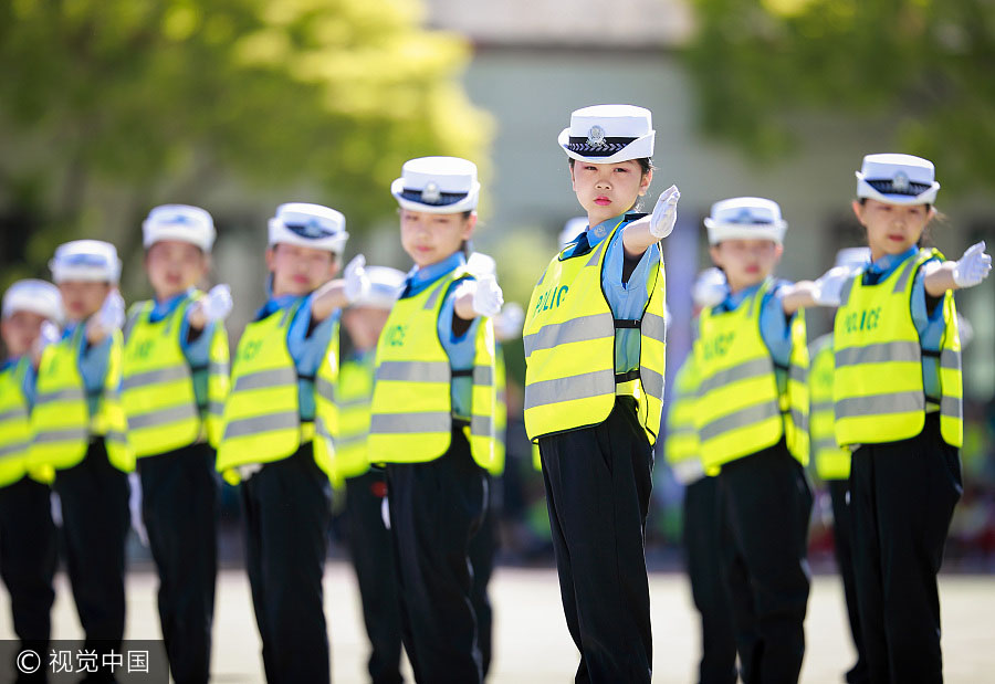 Mais de 1.000 estudantes participam de competi??o de exercício gestual no norte da China