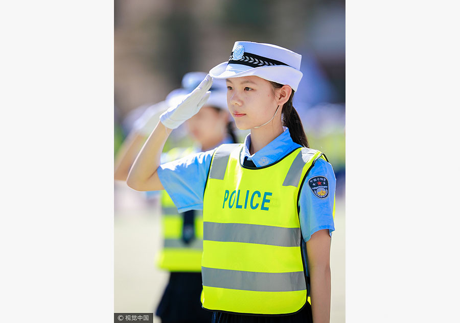 Mais de 1.000 estudantes participam de competi??o de exercício gestual no norte da China